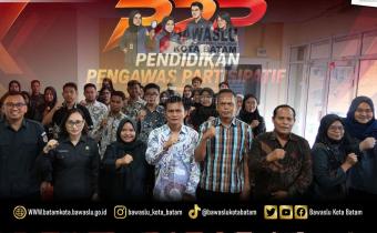 Foto bersama peserta Pendidikan Pengawas Partisipatif (P2P) Tahun 2026 bersama pimpinan dan jajaran Bawaslu Kota Batam usai pelaksanaan kegiatan bertema “Berfungsi dan Bergerak untuk Pemilu yang Bermartabat” di Kantor Bawaslu Kota Batam, Selasa (26/5/2026).