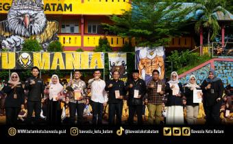 Ketua dan Anggota Bawaslu Kota Batam bersama jajaran SMKN 7 Kota Batam dan siswa-siswi berfoto bersama usai kegiatan Bawaslu Goes To School (BGS), sebagai bagian dari edukasi kepemiluan bagi pemilih pemula.