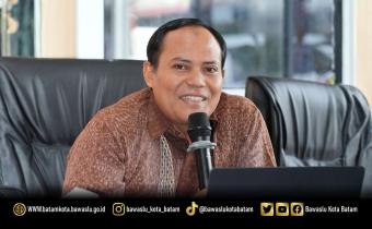 Jazuli menyampaikan materi terkait penguatan Jaringan Dokumentasi dan Informasi Hukum (JDIH) pada Kegiatan Fasilitasi Pengelolaan Layanan Hukum di Kantor Bawaslu Kota Batam, Kamis (21/5/2026).