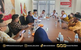 Ketua Bawaslu Kota Batam Antonius Itoloha Gaho bersama jajaran anggota dan sekretariat dalam Silaturahmi dan Koordinasi Pemutakhiran Data Partai Politik Berkelanjutan (PDPB) Tahun 2026 bersama DPC Partai Hanura Kota Batam, Kamis (7/5/2026).