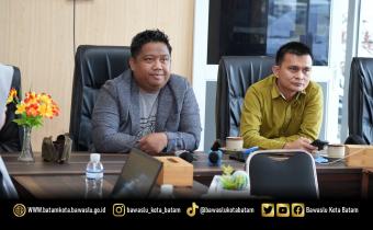 Ketua Bawaslu Kota Batam Antonius Itoloha Gaho bersama Koordinator Divisi Pencegahan, Parmas dan Humas Zainal Abidin serta jajaran sekretariat mengikuti Kick Off Pendidikan Pengawas Partisipatif Tahun 2026 yang diselenggarakan Bawaslu RI secara daring dari kantor Bawaslu Kota Batam, Selasa (12/5/2026). Kegiatan ini mengusung tema “Berfungsi dan Bergerak untuk Pemilu 2029 yang Bermartabat.”