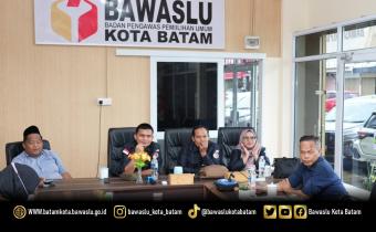 Ketua dan anggota Bawaslu Kota Batam mengikuti Rapat Koordinasi Divisi Pencegahan, Partisipasi Masyarakat, dan Hubungan Masyarakat (P2H) Bawaslu Provinsi Kepulauan Riau bersama Bawaslu Kabupaten/Kota se-Kepri dilaksanakan secara daring melalui zoom meeting, Senin (11/5/2026).