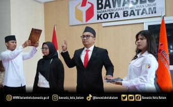 Sahat F. Rivai Lumban Toruan dan Vivi Susanti mengikuti prosesi pengucapan sumpah jabatan dalam pelantikan pejabat struktural dan pejabat fungsional di lingkungan Bawaslu RI yang dilaksanakan secara daring, Rabu (13/5/2026).