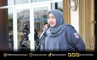 Kepala Sub Bagian Pengawasan dan Humas Bawaslu Kota Batam, Putri Larasati Anggiawan, memimpin apel pagi di halaman parkir Kantor Bawaslu Kota Batam, Senin (11/5/2026).