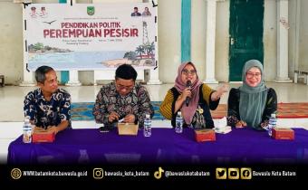 Koordinator Divisi SDM, Organisasi, dan Diklat Bawaslu Kota Batam, Ully Yushariyen Damanik, menyampaikan materi pendidikan politik perempuan pesisir pada kegiatan yang diselenggarakan Kesbangpol Kota Batam di Aula Kelurahan Kasu, Kecamatan Belakang Padang, Kamis (7/5/2026).