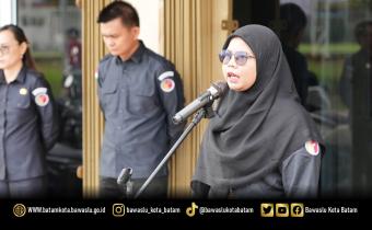 Vivi Susanti memimpin apel pagi di lingkungan Bawaslu Kota Batam yang dilaksanakan di lapangan parkir Kantor Bawaslu Kota Batam, Senin (18/5/2026). Dalam amanatnya, Vivi mengingatkan pentingnya disiplin, etika kerja, dan tanggung jawab dalam melaksanakan tugas di lingkungan Bawaslu Kota Batam.