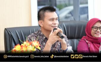 Ketua Bawaslu Kota Batam, Antonius Itoloha Gaho saat membuka kegiatan Bimbingan Teknis Pengelolaan Ketatausahaan dan Kearsipan di Lingkungan Bawaslu Kota Batam, Kamis (25/6/2026)