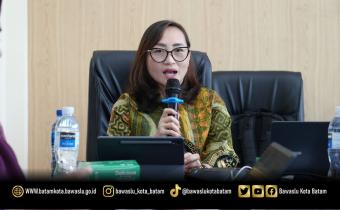 Kepala Sekretariat Bawaslu Kota Batam, Esther Irianti Lombogia, menjadi pemantik dalam kegiatan Bimbingan Teknis Pengelolaan Ketatausahaan dan Kearsipan di Lingkungan Bawaslu Kota Batam, Kamis (25/6/2026).
