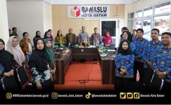 Bawaslu Kota Batam melaksanakan Bimbingan Teknis Pengelolaan Ketatausahaan dan Kearsipan di Lingkungan Bawaslu Kota Batam, Kamis (25/6/2026).