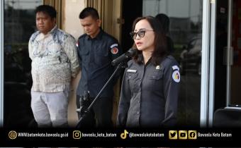 Kepala Sekretariat Bawaslu Kota Batam, Esther Irianti Lombogia, memberikan amanat saat menjadi pembina apel pagi di halaman Kantor Bawaslu Kota Batam, Senin (8/6/2026).