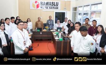Keluarga besar Bawaslu Kota Batam berfoto bersama, peserta, dan Komunitas Pengawas Partisipatif (KPP) usai pelaksanaan kegiatan Fasilitasi Pengelolaan Layanan Hukum: Penguatan Kapasitas Bantuan Hukum Bagi Pengawas Pemilu, Rabu (24/6/2026).