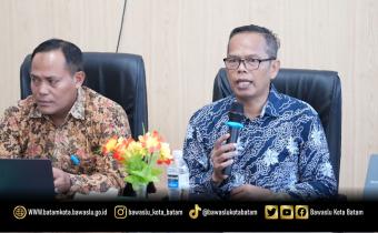 Koordinator Divisi Penanganan Pelanggaran, Data dan Informasi Bawaslu Kota Batam, Syailendra Reza Irwansyah Rezeki saat membuka kegiatan Fasilitasi Pengelolaan Layanan Hukum: Penguatan Kapasitas Bantuan Hukum Bagi Pengawas Pemilu yang dilaksanakan Bawaslu Kota Batam di ruang rapat kantor Bawaslu Kota Batam, Rabu (24/6/2026).
