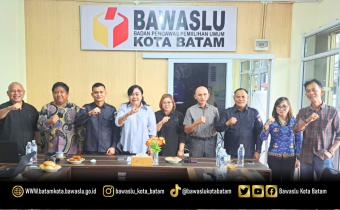 Bawaslu Kota Batam berfoto bersama pengurus dan jemaat GMIM Sentrum Batam usai kegiatan Konsolidasi Demokrasi di Kantor Bawaslu Kota Batam, Senin (1/6/2026).
