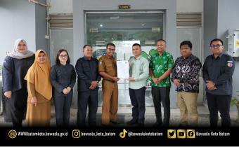 Penandatanganan Nota Kesepahaman dan Perjanjian Kerja Sama antara Bawaslu Kota Batam dan SMAN 8 Batam sebagai langkah bersama dalam memperkuat pendidikan demokrasi, pengawasan partisipatif, serta pembinaan pemilih pemula di Kota Batam, Selasa (2/6/2026).