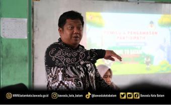 Anggota Bawaslu Kota Batam, Zainal Abidin saat menyampaikan materi kepemiluan kepada siswa SMA Negeri 8 Batam dalam kegiatan Bawaslu Goes to School, Selasa (2/6/2026).