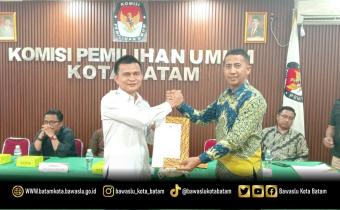 Ketua Bawaslu Kota Batam, Antonius Itoloha Gaho, menerima salinan Berita Acara Pleno Rekapitulasi Pemutakhiran Data Pemilih Berkelanjutan (PDPB) Triwulan II Tahun 2026 usai pelaksanaan rapat pleno di Kantor KPU Kota Batam, Rabu (1/7/2026).