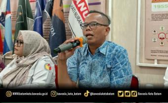 Koordinator Divisi Penanganan Pelanggaran, Data dan Informasi Bawaslu Kota Batam, Syailendra Reza Irwansyah Rezeki, menyampaikan masukan dalam Rapat Pleno Rekapitulasi Pemutakhiran Data Pemilih Berkelanjutan (PDPB) Triwulan II Tahun 2026 di Kantor KPU Kota Batam, Rabu (1/7/2026).