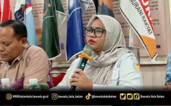 Koordinator Divisi SDM, Organisasi, dan Diklat Bawaslu Kota Batam, Ully Yushariyen Damanik, menyampaikan masukan dalam Rapat Pleno Rekapitulasi Pemutakhiran Data Pemilih Berkelanjutan (PDPB) Triwulan II Tahun 2026 di Kantor KPU Kota Batam, Rabu (1/7/2026).
