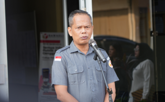 Koordinator Divisi Penanganan Pelanggaran, Data dan Informasi Bawaslu Kota Batam, Syailendra Reza Irwansyah Rezeki, menjadi pembina apel rutin di lingkungan Bawaslu Kota Batam, Senin (13/7/2026).
