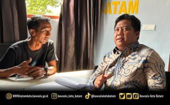 Koordinator Divisi P2H Bawaslu Kota Batam, Zainal Abidin, menyampaikan pentingnya pendidikan kepemiluan dan pengawasan partisipatif kepada pelajar dalam audiensi Bawaslu Goes to School di SMKN 10 Kota Batam, Kamis (13/8/2026).