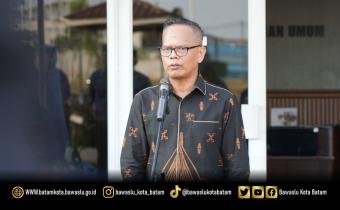 Koordinator Divisi Penanganan Pelanggaran, Data dan Informasi Bawaslu Kota Batam, Syailedra Reza Irwansyah Rezeki, bertindak sebagai pembina upacara dalam rangka memperingati Hari Ulang Tahun (HUT) ke-81 Republik Indonesia, Senin (17/8/2026)