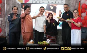 Ketua dan anggota serta Kepala Sekretariat Bawaslu Kota Batam melakukan pemotongan tumpeng dalam rangka memperingati HUT Bawaslu Kabupten/Kota se-Indonesia. 