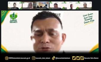 Ketua Bawaslu Kota Batam, Antonius Itolaha Gaho saat membuka kegiatan Jumat Sehati yang diisi dengan tausiyah bertema “Membangun Karakter Individu yang Cemerlang di Internal Bawaslu Kota Batam”