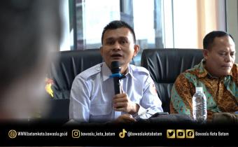 Ketua Bawaslu Kota Batam saat menghadiri Diskusi Asyik Bareng Bawaslu (DISERBU) Seri ke-12 yang digelar di Kantor Bawaslu Kota Batam