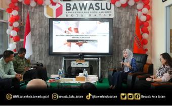 Suasana penyampaian materi oleh narasumber dari BPKP Provinsi Kepulauan Riau pada kegiatan Reformasi Birokrasi dan Zona Integritas. Kegiatan ini menjadi bagian dari komitmen Bawaslu Kota Batam dalam meningkatkan kualitas tata kelola organisasi dan pelayanan publik.