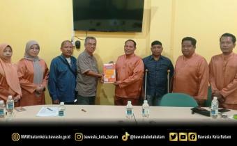 Foto Bersama anggota (Jazuli, Zainal Abidin) dan staf sekretariat Bawaslu Kota Batam bersama pengurus PPDI Kota Batam setelah Audiensi.