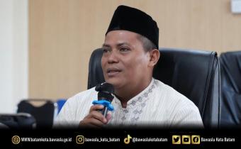 Koordinator Divisi Hukum dan Penyelesaian Sengketa Bawaslu Kota Batam, Jazuli saat menjadi narasumber pada kegiatan Jumat Sehati yang diisi tausiyah bertema “Membangun Karakter Individu yang Cemerlang di Internal Bawaslu Kota Batam”
