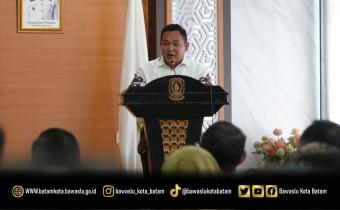 Ketua Bawaslu Kepulauan Riau, Zulhadril Putra, saat memberikan sambutan pada kegiatan Sosialisasi Pengawasan Partisipatif dalam Pengawasan dan Penyelenggaraan Pemilihan Umum di Ruang Rapat Lantai 5 Gedung Graha Kepri, Kota Batam