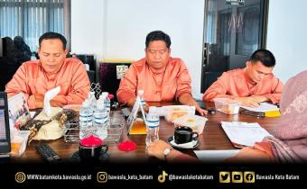 Ketua dan anggota Bawaslu Kota Batam saat mengadiri rapat koordinasi PDPB TW III bersama KPU Kota Batam