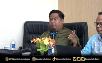 Zainal Abidin, saat menanggapi diskusi peserta pada kegiatan Diskusi Asyik Bareng Bawaslu (DISERBU) Seri ke-12, yang digelar di Kantor Bawaslu Kota Batam