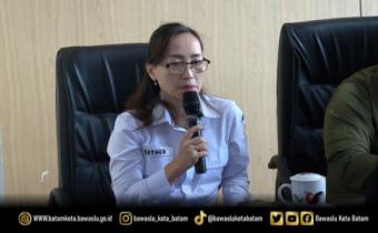Kepala Sekretariat Bawaslu Kota Batam, Esther Irianti Lombogia, saat memberikan tanggapan dalam kegiatan Diskusi Asyik Bareng Bawaslu (DISERBU) Seri ke-12 yang digelar di Kantor Bawaslu Kota Batam