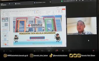 Zulhadril menyampaikan materi melalui Zoom Meeting di hadapan Ketua dan Anggota Bawaslu Kota Batam, jajaran sekretariat, serta perwakilan komunitas pengawas partisipatif.