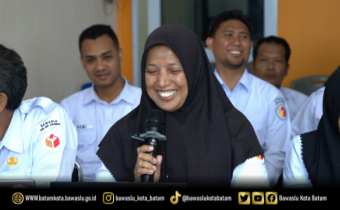 Anisah, Staf Divisi SDM Bawaslu Kota Batam saat memaparkan materi diskusi yang mengangkat tema Pembinaan Pengawas Pemilu terkait Perbawaslu Nomor 15 Tahun 2020