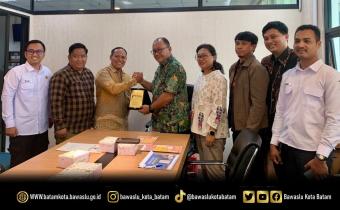 Bawaslu Batam dan BP Batam berfoto bersama usai kegiatan silaturahmi dan pembahasan pengelolaan serta pengembangan JDIH di Kantor BP Batam, Rabu (16/9/2026). Pertemuan tersebut diharapkan dapat memperkuat sinergi dalam penyediaan informasi hukum yang terbuka dan mudah diakses masyarakat.