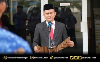 Ketua Bawaslu Kota Batam, Antonius Itoloha Gaho, membacakan naskah ikrar Hari Kesaktian Pancasila yang menegaskan kembali tekad bangsa Indonesia untuk mempertahankan dan mengamalkan nilai-nilai Pancasila sebagai ideologi negara. (01/10/2026)