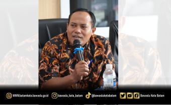  Koordinator Divisi Hukum dan Penyelesaian Sengketa Bawaslu Kota Batam, Jazuli, saat menanggapi pemaparan materi dalam Diskusi Asyik Bareng Bawaslu (DISERBU), Rabu (14/10/2026).