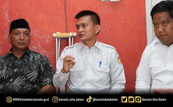 Ketua Bawaslu Batam, Antonius Itoloha Gaho (tengah) saat menghadiri Penandatanganan MoU dan Perjanjian Kerja Sama antara Bawaslu Kota Batam dengan Perkumpulan Penyandang Disabilitas Indonesia (PPDI) Kota Batam, Rabu (30/9/2026)