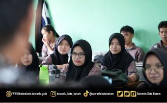 Siswa SMA Negeri 8 Batam memperhatikan pemaparan materi dari Bawaslu Kota Batam pada kegiatan Bawaslu Goes to School, yang bertujuan membentuk pemilih muda yang kritis, cerdas, dan berintegritas.