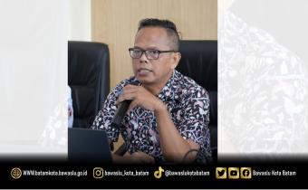 Koordinator Divisi Penanganan Pelanggaran Data dan Informasi Bawaslu Batam, Syailendra Reza Irwansyah Rezeki saat menanggapi pemaparan materi dalam Diskusi Asyik Bareng Bawaslu (Diserbu) di Kantor Bawaslu Kota Batam, Rabu (14/10/2026).