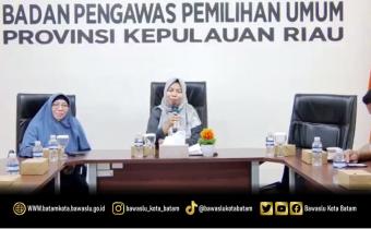 Koordinator Divisi Pencegahan, Partisipasi Masyarakat, dan Hubungan Masyarakat Bawaslu Provinsi Kepulauan Riau, Maryamah, saat membuka kegiatan Evaluasi Pelaksanaan Pengawasan Pemutakhiran Data Pemilih Berkelanjutan (PDPB), Senin (19/10/2026), melalui Zoom Meeting dari Kantor Bawaslu Provinsi Kepulauan Riau.