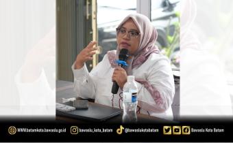 Koordinator Divisi SDM, Organisasi dan Diklat Bawaslu Kota Batam, Ully Yushariyen Damanik, saat menanggapi materi dalam Diskusi Asyik Bareng Bawaslu (Diserbu) Seri ke-13 di ruang rapat Kantor Bawaslu Kota Batam, Rabu (14/10/2026).