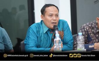 Koordinator Divisi Hukum dan Penyelesaian Sengketa Bawaslu Kota Batam, Jazuli, saat menghadiri Silaturahmi dan Koordinasi Lanjutan terkait Pengawasan Pemutakhiran Data Partai Politik Berkelanjutan Tahun 2026 di Kantor DPD Partai NasDem Kota Batam, Jumat (16/10/2026).