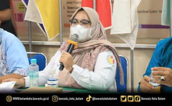 Ully saat menyampaikan bahwa masih ditemukan sejumlah persoalan terkait pelaporan kematian yang berpotensi memengaruhi kualitas data pemilih pada kegiatan pengawasan PDPB TW III di Kantor KPU Kota Batam