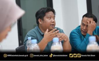 Koordinator divisi Pencegahan, Parmas dan Humas Bawaslu Batam, Zainal Abidin saat menghadiri Silaturahmi dan Koordinasi Lanjutan terkait Pengawasan Pemutakhiran Data Partai Politik Berkelanjutan Tahun 2026 di Kantor DPD Partai NasDem Kota Batam, Jumat (16/10/2026).