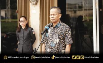 Koordinator Divisi Penanganan Pelanggaran, Data, dan Informasi Bawaslu Kota Batam, Syailendra Reza, saat menjadi pembina apel pagi di lingkungan Bawaslu Kota Batam, Senin (19/10/2026).