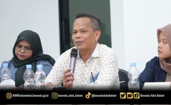 Koordinator Divisi Penanganan Pelanggaran, Data dan Informasi Bawaslu Kota Batam, Syailendra Reza, dalam kegiatan Silaturahmi dan Koordinasi Lanjutan terkait Pengawasan Pemutakhiran Data Partai Politik Berkelanjutan Tahun 2026 di Kantor DPD Partai NasDem Kota Batam, Jumat (16/10/2026).